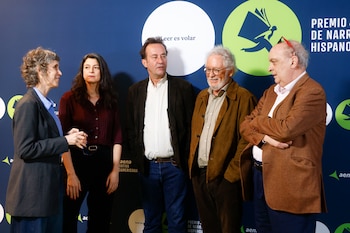 La escritora chilena Nona Fernández, la argentina Samantha Schweblin, el colombiano Héctor Abad Faciolince y los españoles Marcos Giralt Torrente y Enrique Vila-Matas son los cinco finalistas del primer Premio Aena de Narrativa Hispanoamericana. (EFE)
