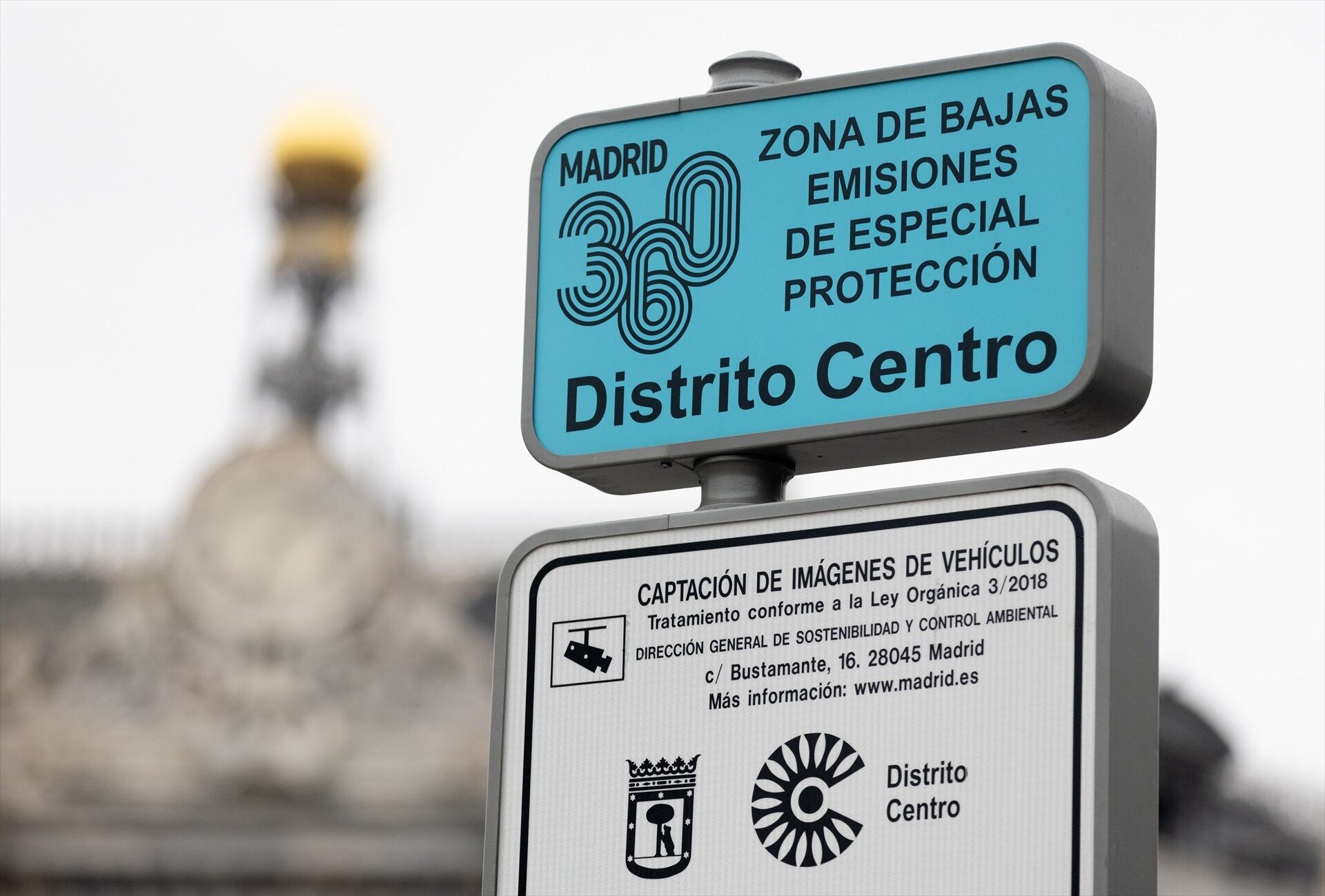 Una señalización de Zona de Bajas Emisiones de especial protección en el Distrito Centro, en Madrid, España. (Eduardo Parra/Europa Press)