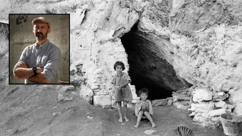 El arqueólogo Alfredo González Ruibal junto a una imagen de dos niños en una casa cueva de Málaga en 1952. (Montaje)