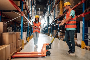 La combinación de incrementos en los costos internos y la situación regional evidencia que las empresas logísticas deben implementar estrategias de eficiencia y control de gastos para mantener la competitividad (Foto: Shutterstock)