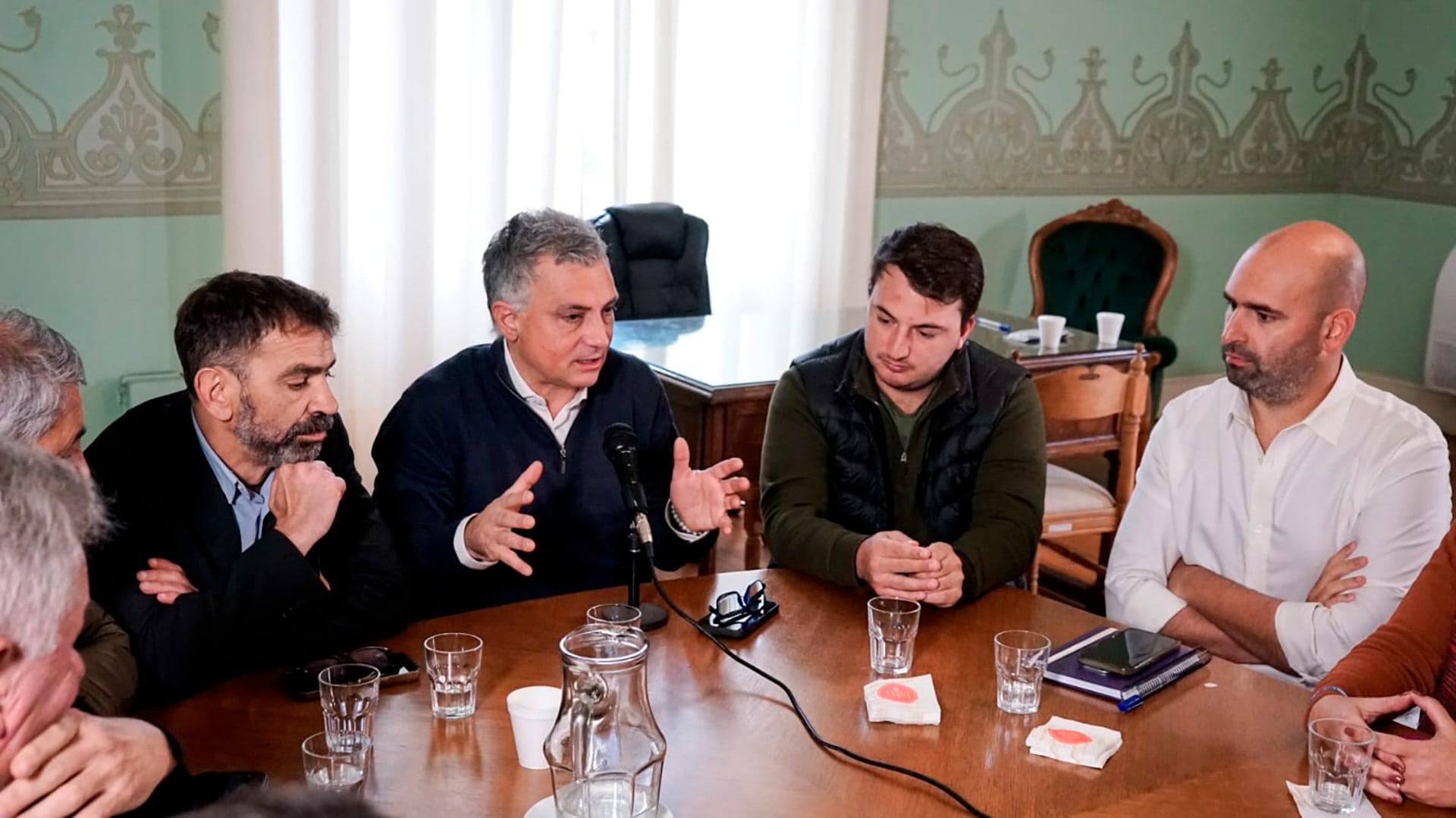 Sebastián Pareja en el centro de la reunión. Osaba a su derecha y Romo a la izquierda, en una muestra de homogeneidad tras las diferencias dentro del bloque
