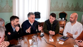 Sebastián Pareja en el centro de la reunión. Osaba a su derecha y Romo a la izquierda, en una muestra de homogeneidad tras las diferencias dentro del bloque