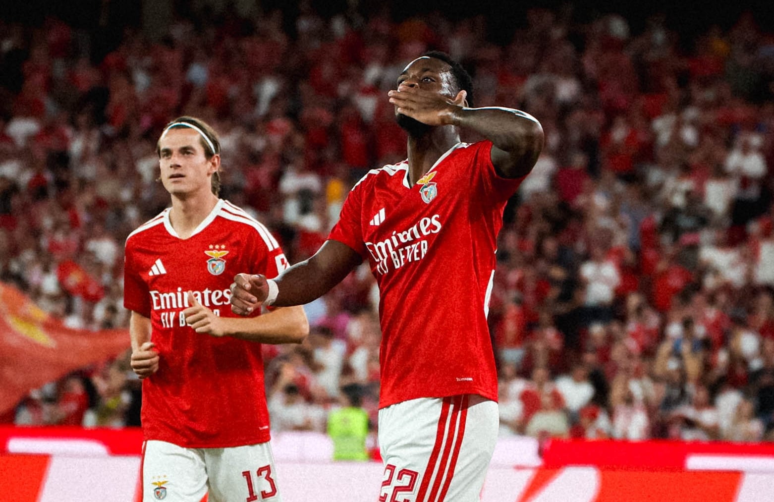 El desacuerdo entre Jhon Durán y Alexander Bah se originó por una falta cerca del área de Benfica que terminó en un tiro libre-crédito @SLBenfica/X
