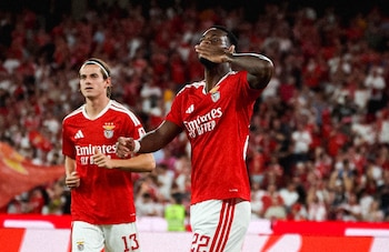 El desacuerdo entre Jhon Durán y Alexander Bah se originó por una falta cerca del área de Benfica que terminó en un tiro libre-crédito @SLBenfica/X