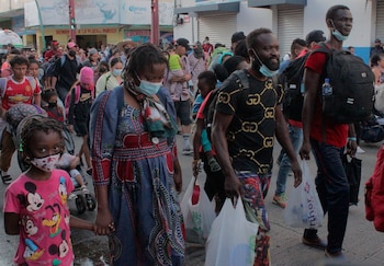 Migrantes caminan en una caravana