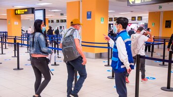 移行は航空会社と合意に達し、影響を受けた乗客に無料でフライトのスケジュールを変更する