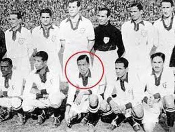 Julio Lores (en círculo) cuando