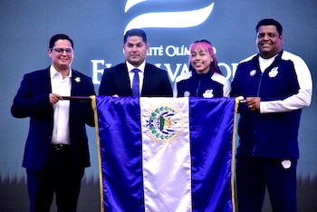 Entrega de pabellón a atletas salvadoreños que participarán en Juegos Centroamericanos y del Caribe 2026