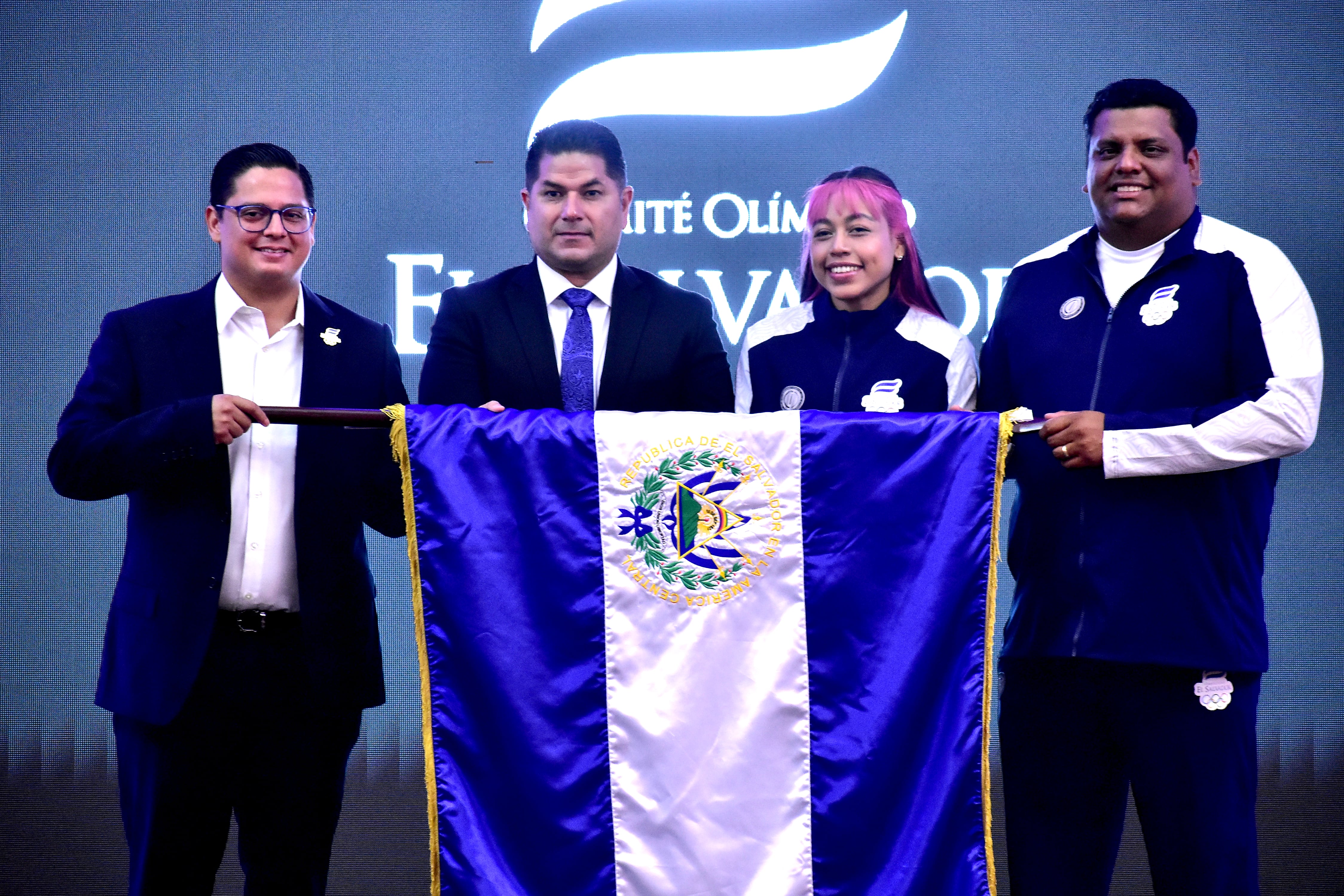Allison Montano y Roberto Hernández recibieron la bandera nacional de manos de las autoridades deportivas, como abanderados de la delegación salvadoreña para Santo Domingo 2026 (Infobae Centroamérica/Emerson Del Cid).