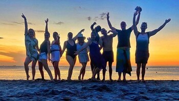 Dos colombianos viajan gratis mostrando