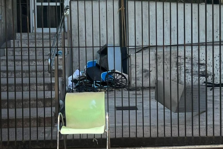 El móvil policial estaba detenido atendiendo una pelea entre cuidacoches cuando intentó maniobrar para despejar el paso a una ambulancia en código rojo y perdió el control (Foto: Cadena3 Rosario)