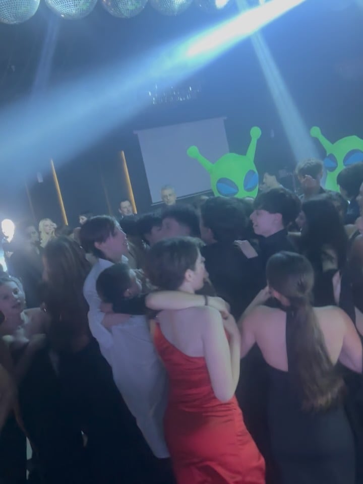 Los amigos de Brisa fueron los encargados de mantener la pista encendida durante toda la noche