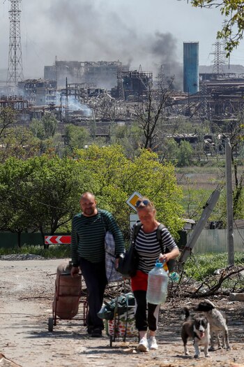 Un grupo de personas transporta