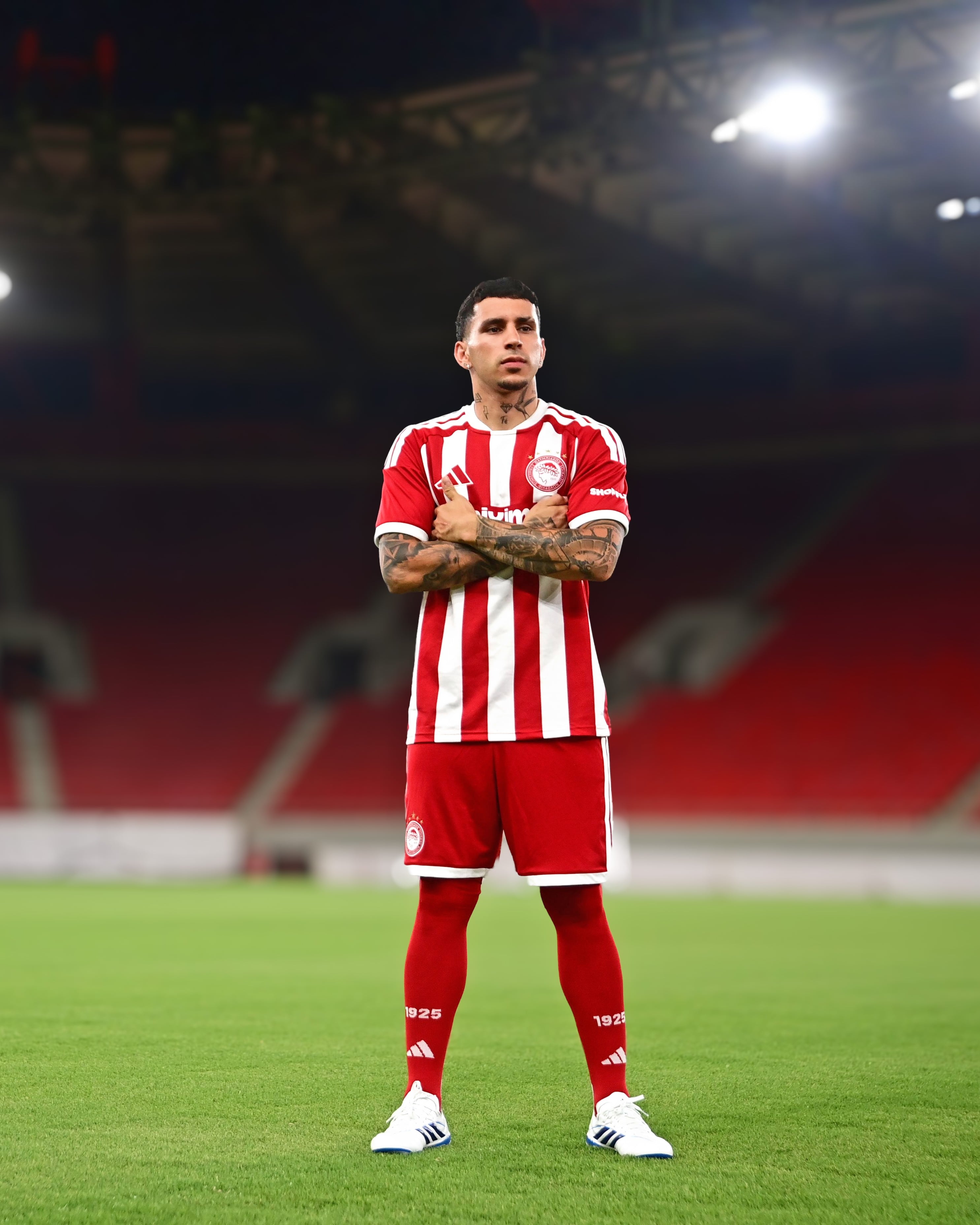 El exjugador del Racing de Santander de España tendrá su cuarta experiencia en el fútbol europeo tras -crédito @olympiacosfc/X