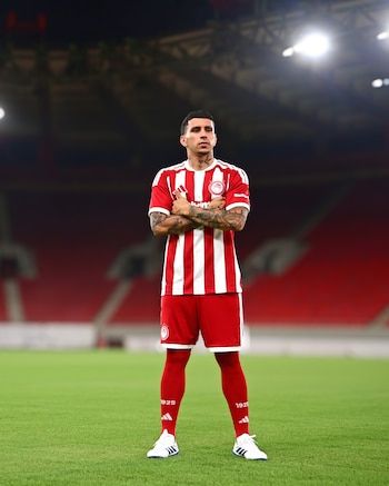 El exjugador del Racing de Santander de España tendrá su cuarta experiencia en el fútbol europeo tras -crédito @olympiacosfc/X