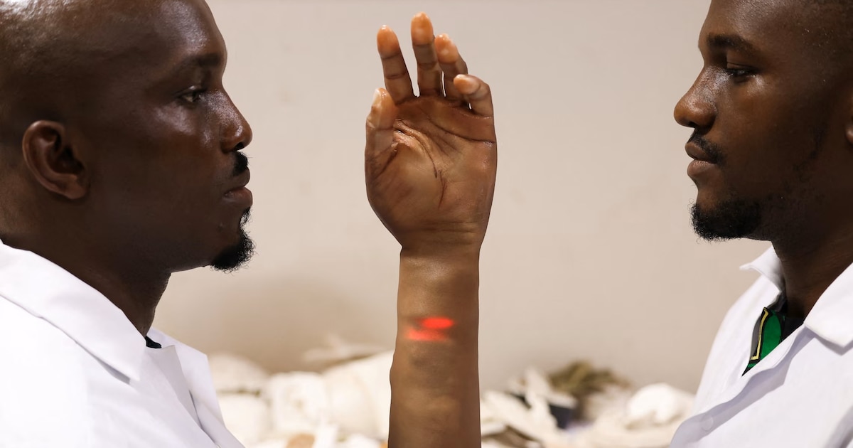 Con huellas dactilares y tonos de piel a medida: así son las prótesis desarrolladas en Nigeria por dos hermanos
