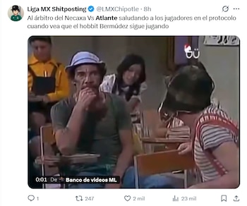 Captura de pantalla de un tuit con un video. Un hombre (Don Ramón) con sombrero azul y bigote está sentado en un pupitre de un aula. Otros personajes se ven detrás