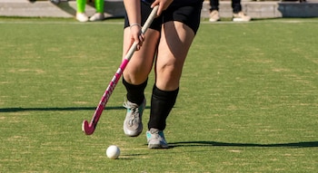 La denunciante, de solo dieciséis años, describe acciones como la aplicación de ají, decoloración de cabello y humillaciones con objetos durante el ritual de iniciación (Pexels)