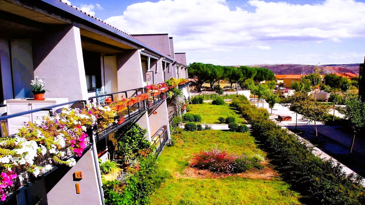Trabensol es el cohousing senior más conocido de España, con departamentos privados alrededor de espacios comunes