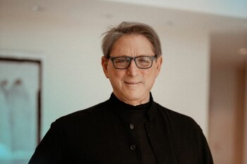 “Quejarse de lo distante que