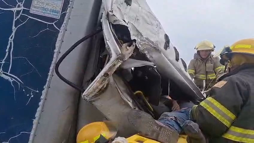 Una colisión entre un autobús de transporte interurbano y un camión en la carretera CA-13 dejó un saldo de un fallecido y al menos 15 heridos.