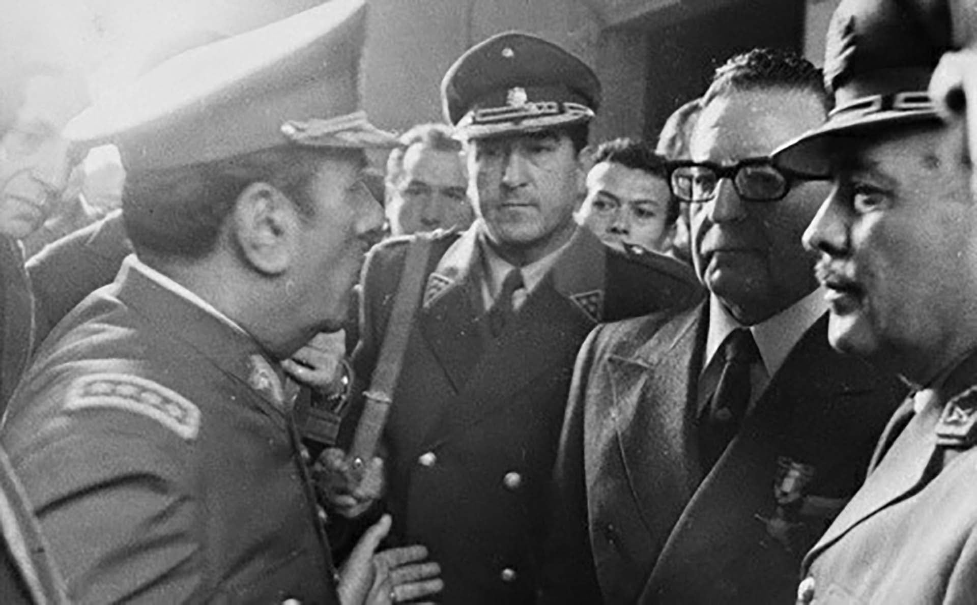 El general Carlos Prats, comandante del Ejército de Chile (izquierda), habla con Salvador Allende (derecha) durante un levantamiento militar contra su Gobierno, el 29 de junio de 1973 (AP Photo)