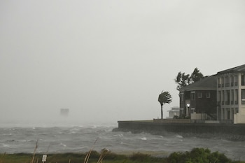 Una casa fue azotada por los fuertes vientos y la marejada ciclónica del huracán Isaias en Pensacola, Florida, el 9 de octubre de 2026 (RONALDO SCHEMIDT / AFP)