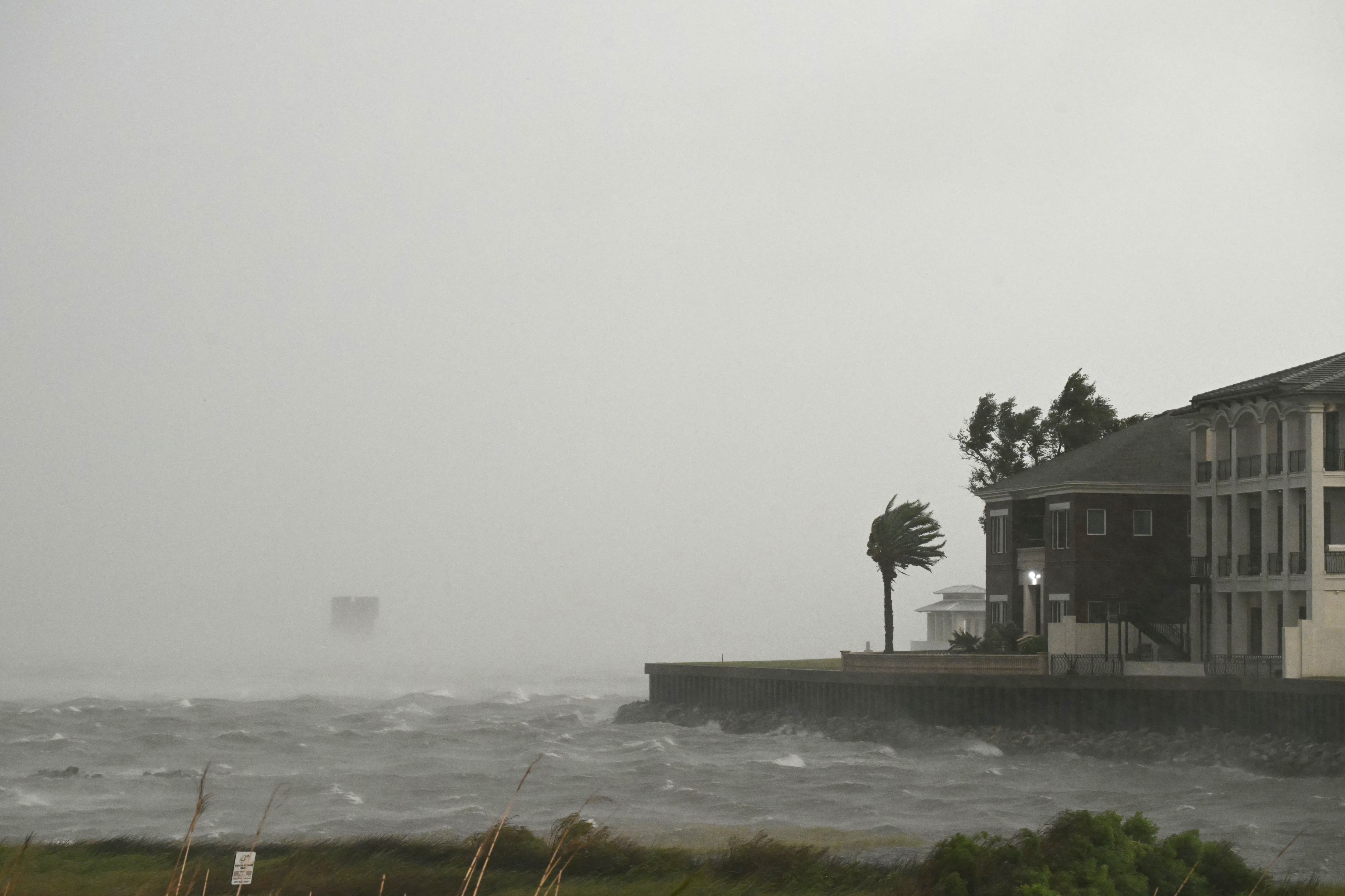 Una casa fue azotada por los fuertes vientos y la marejada ciclónica del huracán Isaias en Pensacola, Florida, el 9 de octubre de 2026 (RONALDO SCHEMIDT/AFP)