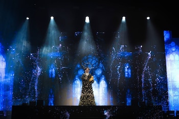 Lució en distintas ocasiones trajes que hacían alusión a armaduras y coronas, encarnando el papel de guardiana de la música mientras establecía lazos de complicidad con el público costarricense.