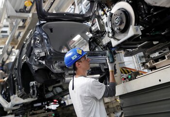 Un empleado trabaja en la