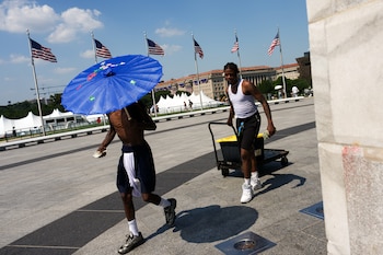 La cúpula de calor actúa como un sistema de alta presión que atrapa aire caliente cerca de la superficie e impide el ingreso de aire frío. (AP Foto/Julia Demaree Nikhinson, Archivo)