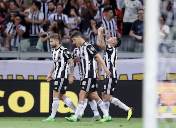 Cristian Pavón del Atlético Mineiro celebra el segundo gol del equipo, el primero suyo desde su llegada al Galo (REUTERS/Cris Mattos)