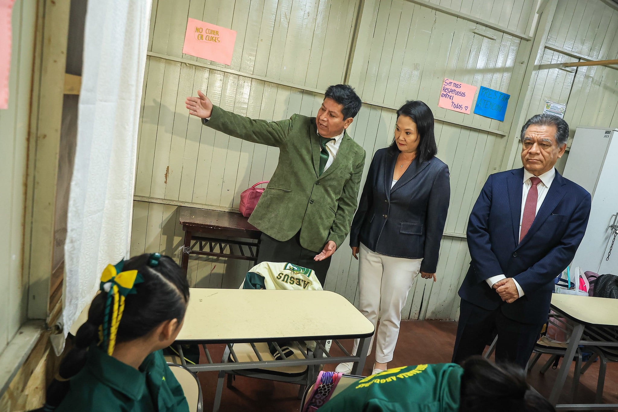 Keiko Fujimori anuncia construcción de 500 colegios por año y conexión a internet para julio del 2027. (Foto: Presidencia)