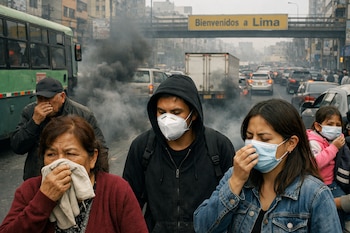 Personas cubren sus bocas con mascarillas y pañuelos en una avenida concurrida de Lima, Perú, con denso humo negro de vehículos en el tráfico.