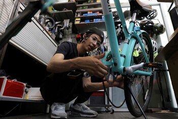 FOTO ARCHIVO: Un trabajador repara