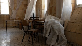 El comedor comunal desierto en