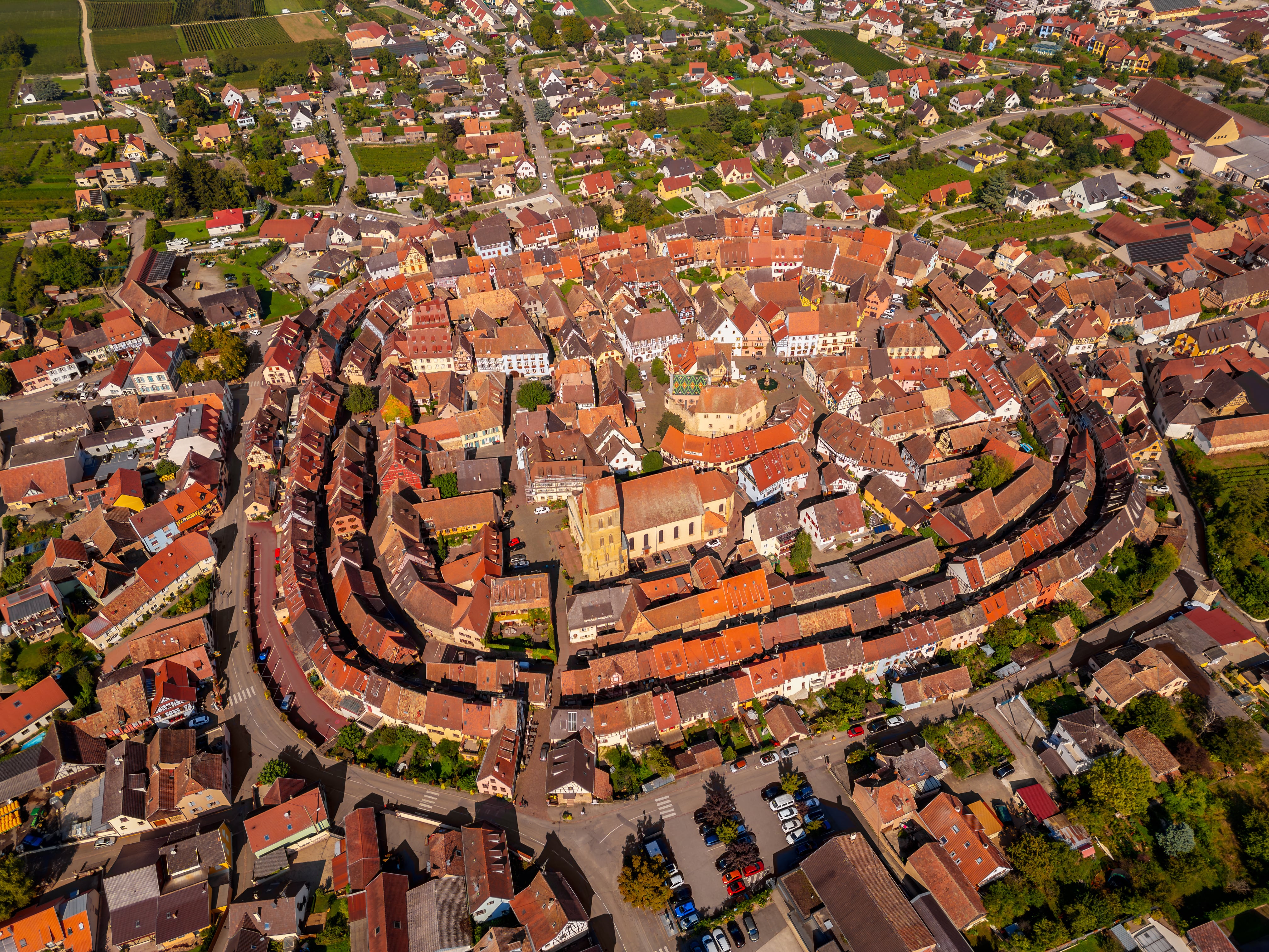 Vista aérea de Eguisheim, en Alsacia, Francia.