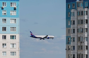 Un avión de pasajeros de Aeroflot vuela entre bloques de apartamentos de varios pisos antes de aterrizar en el aeropuerto internacional de Sheremetyevo, en las afueras de Moscú, Rusia (REUTERS/Shamil Zhumatov/Archivo)