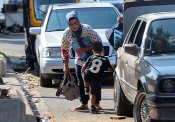 Residentes del campamento de Ain