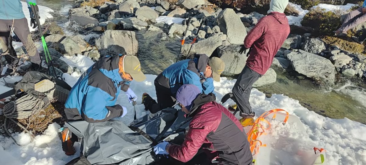 Los dos turistas habrían sido arrastrados aproximadamente 400 metros montaña abajo