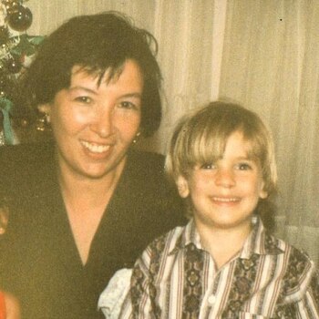 Con su madre adoptiva Cristina