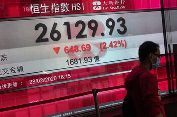 La Bolsa de Hong Kong cerró este lunes con una subida del 1,74 % de su principal indicador, el Hang Seng, animada por buenas noticias sobre los negocios del principal referente bursátil, la firma tecnológica Tencent. EFE/EPA/JEROME FAVRE/Archivo