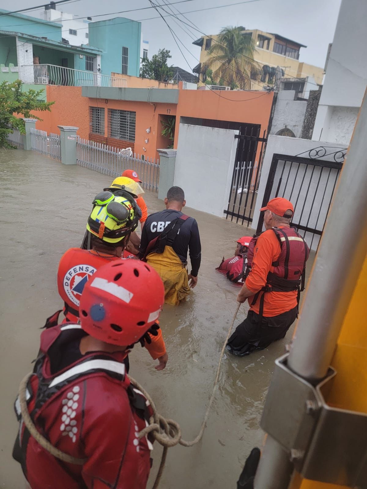 La saturación de los suelos por lluvias recientes aumenta el riesgo de emergencias, especialmente en provincias bajo vigilancia del Indomet y el COE. (Cortesía: Defensa Civil Dominicana)