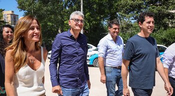 Tolosa Paz junto a De