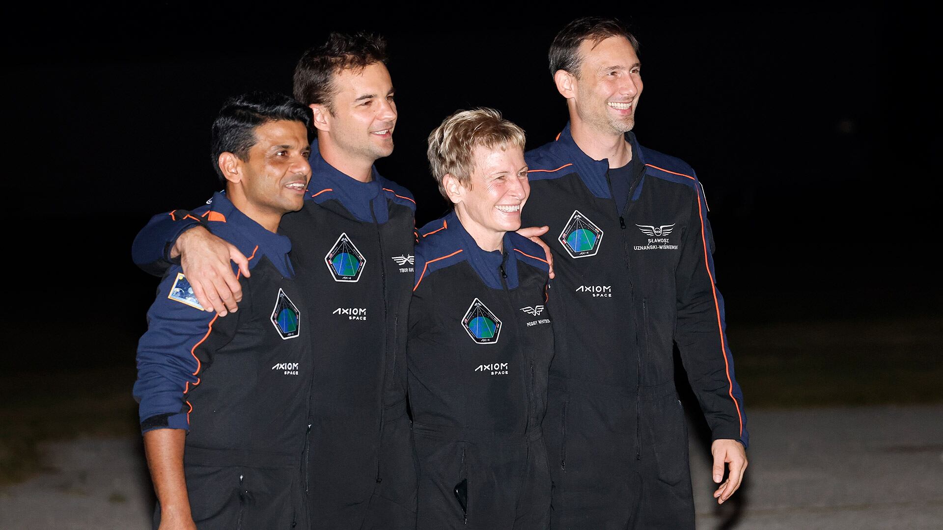 La tripulación del Falcon 9 de SpaceX, Shubhanshu Shukla, de la Organización de Investigación Espacial de la India (de izquierda a derecha), Tibor Kapu, de Hungría, la comandante Peggy Whitson y Slawosz Uznanski-Wisniewski, de Polonia, posan para una foto antes de partir hacia la Estación Espacial Internacional en el Centro Espacial Kennedy en Cabo Cañaveral, Florida, el martes 24 de junio de 2025. (Foto AP/Terry Renna)