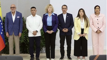 Seguridad armada, revisión de teléfonos y apremios a la prensa en el reinicio del diálogo venezolano