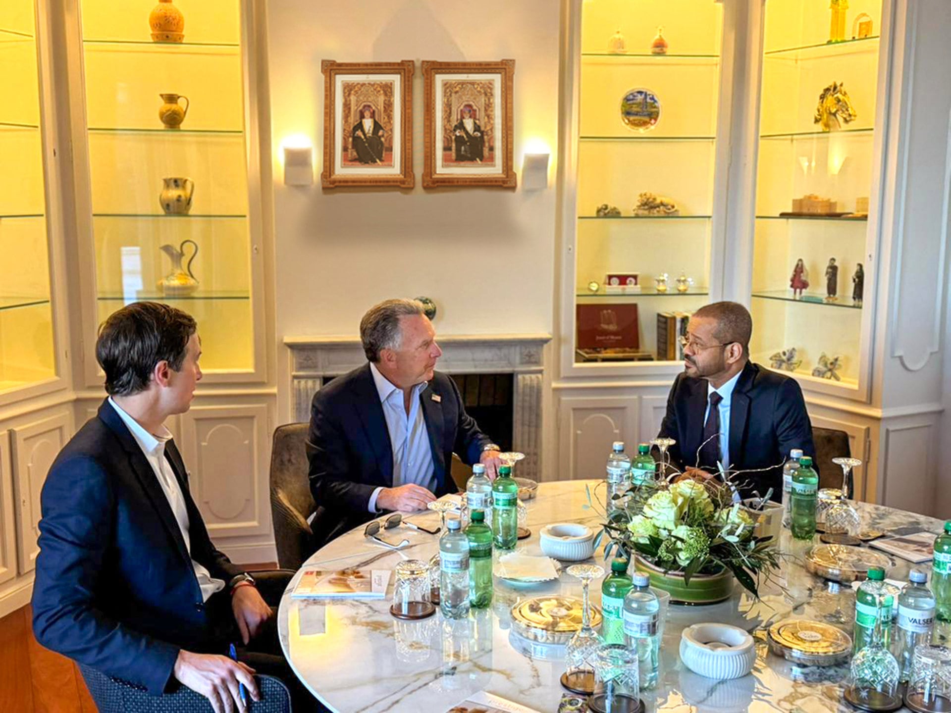 El ministro de Asuntos Exteriores de Omán, Sayyid Badr bin Hamad al Busaidi, se reúne en Ginebra con los enviados estadounidenses Steve Witkoff y Jared Kushner, en el marco de las negociaciones en curso entre Irán y Estados Unidos. Europa Press/Middle East News
