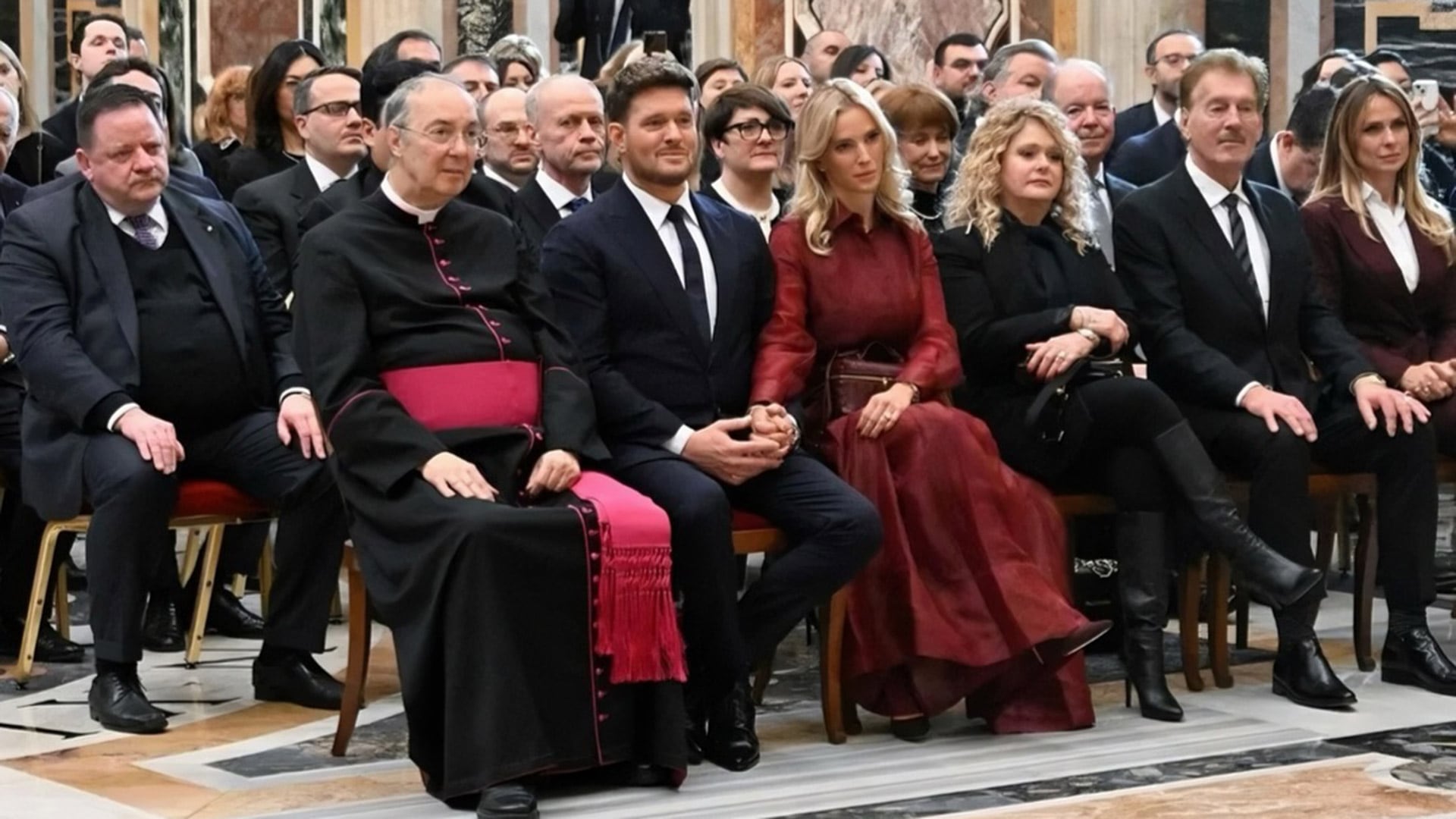 Las imágenes del encuentro capturaron gestos de calidez y gratitud entre Luisana Lopilato, Michael Bublé y el Papa