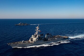 El destructor USS Mustin navega