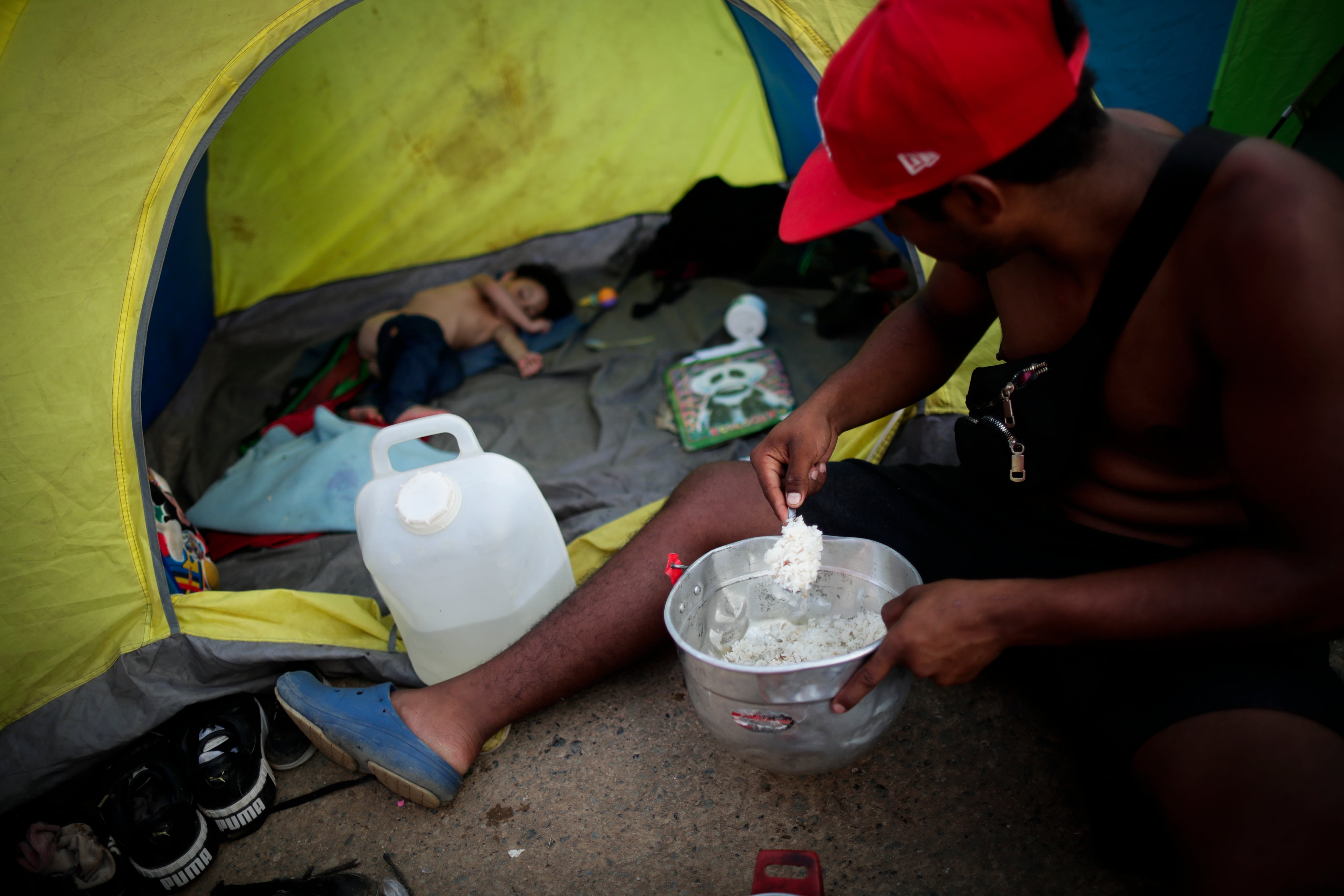 Venezolanos representan más del 91% del movimiento inverso, mientras los cruces irregulares por Darién se mantienen muy por debajo de los niveles observados el año pasado. EFE